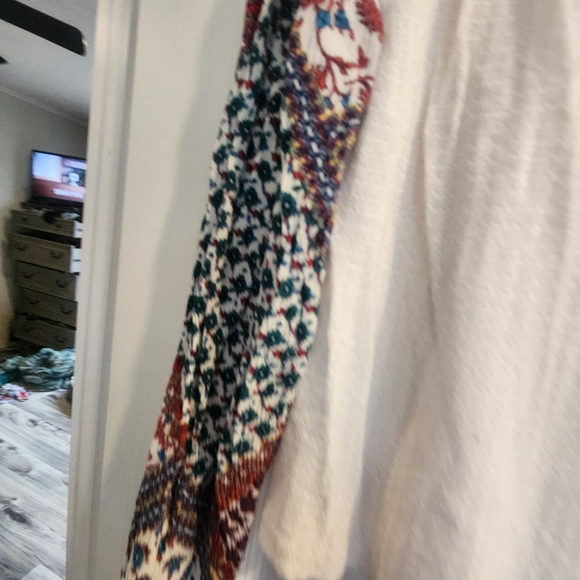 Daytrip Womens White Top with Multicolor Sleeves Size L Euc - Picture 2 of 3